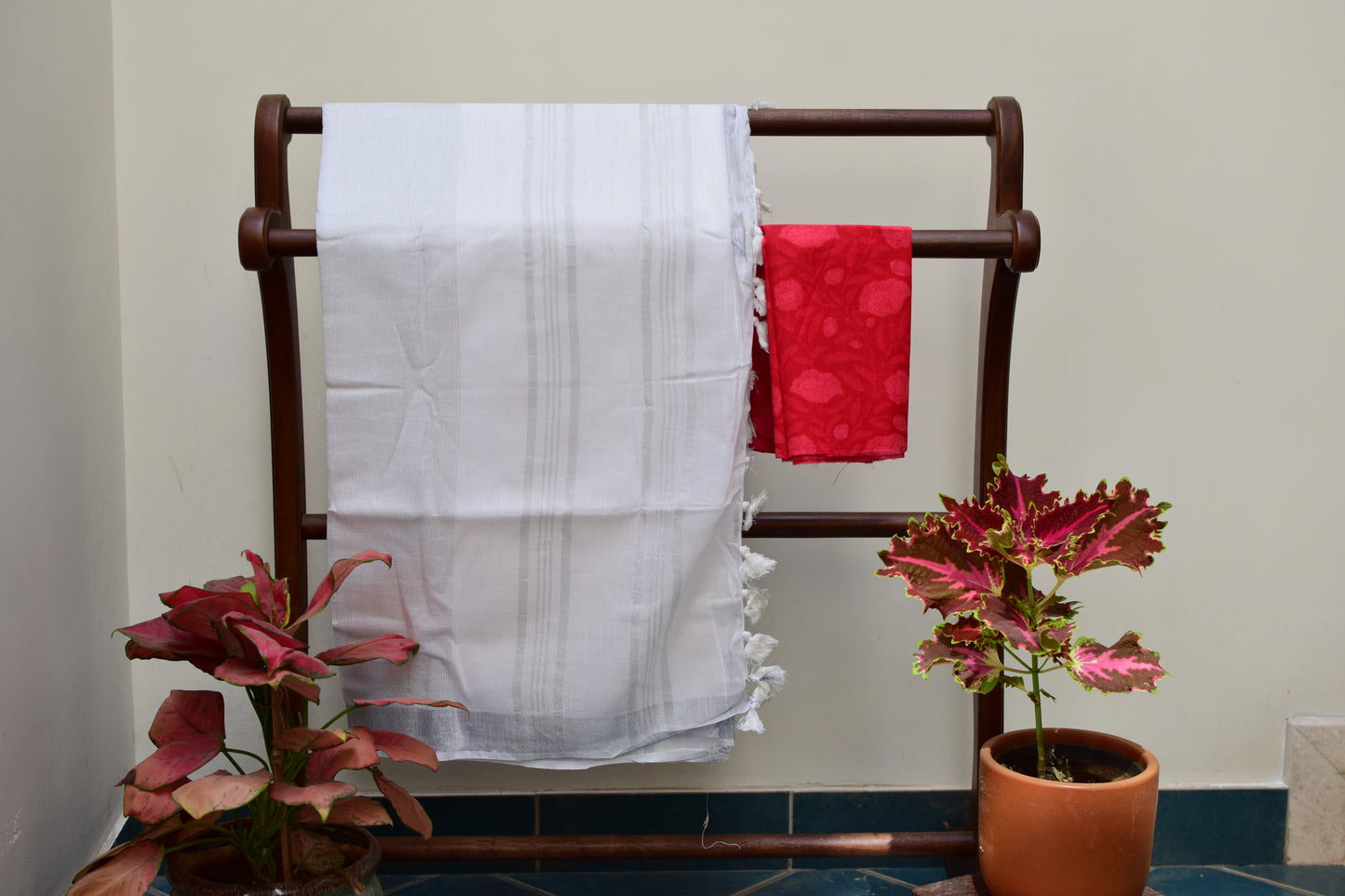 Linen Saree - White colour - Silver Zari (Copy)